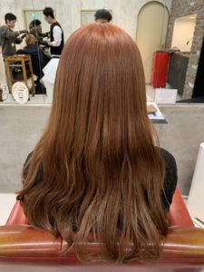 ブリーチにマンダリンオレンジのヘアカラー（後ろ）