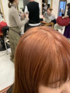 ブリーチにマンダリンオレンジのヘアカラー（トップ）