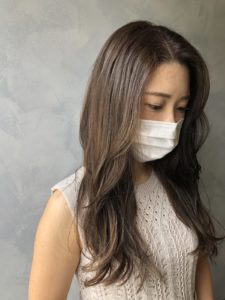 ロングヘアに変化をつけられる「顔周りレイヤー」カット